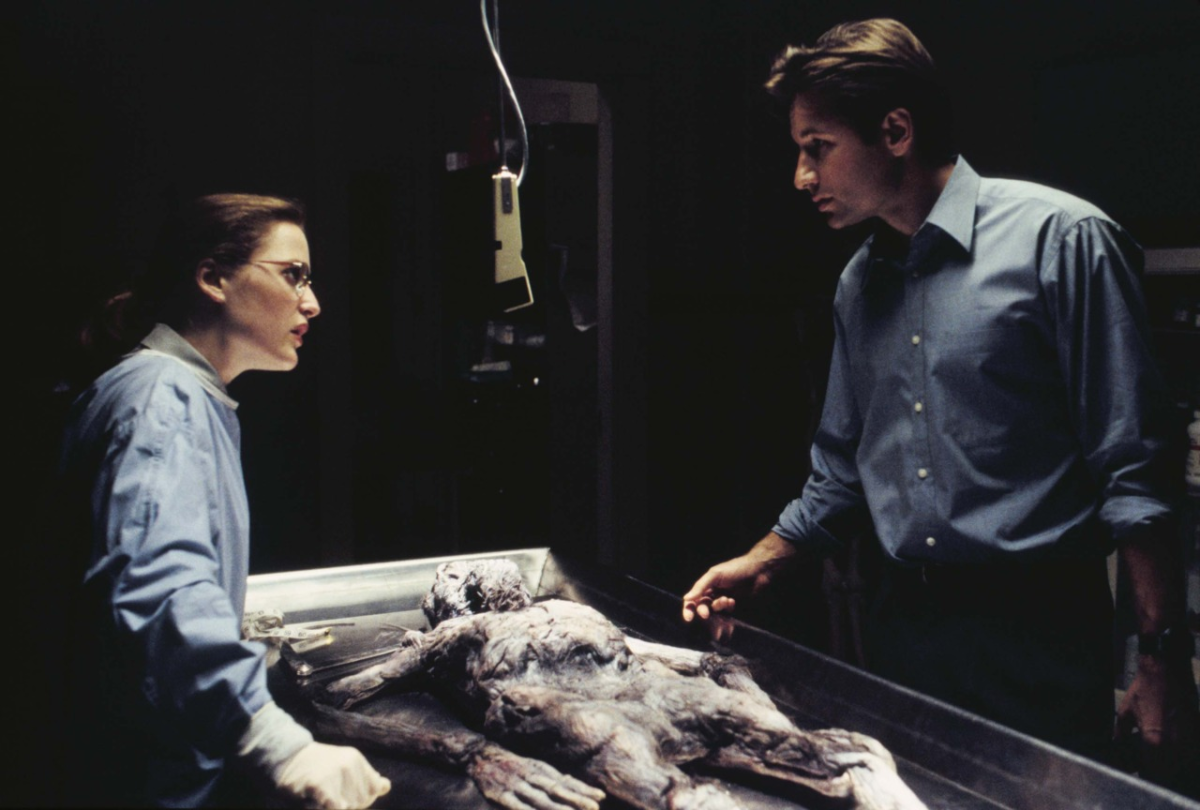 scully mulder ray soames autopsy the x files pilot.png